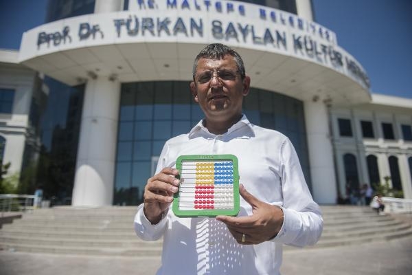 Özgür Özel'den Vali Şahin'e "170 bin" tepkisi Özgür Özel'den Vali Şahin'e "170 bin" tepkisi