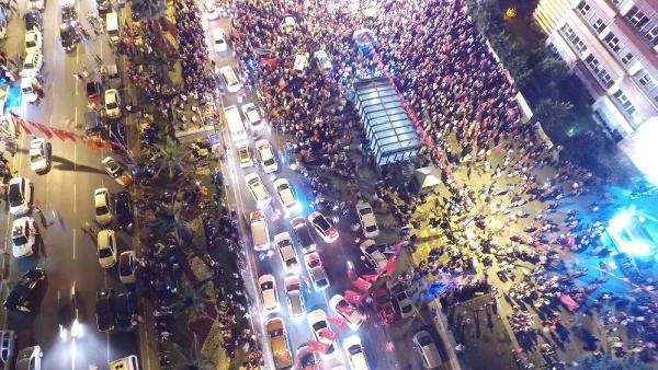 Şehitler Köprüsü boşaldı, meydanlar doldu taştı Şehitler Köprüsü boşaldı, meydanlar doldu taştı