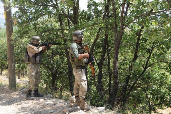 Tunceli'de PKK'lıların bulunduğu bölge ateş altına alındı Tunceli'de PKK'lıların bulunduğu bölge ateş altına alındı