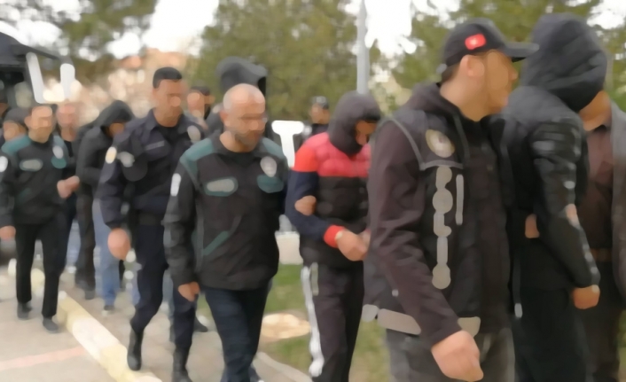 Uluslararası göçmen kaçakçılarına operasyon: 54 gözaltı
