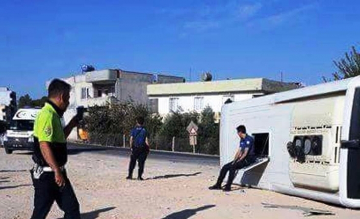 Polisleri taşıyan midibüs devrildi: 10 polis yaralı
