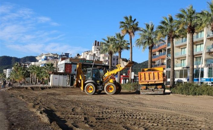 Plaj kumları taşınıyor