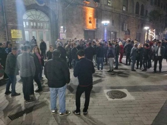 İyi Partililer Başkan Kocamaz'a Destek İçin Belediye Önünde Toplandı