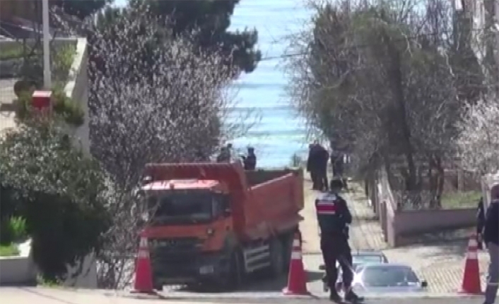 Define ararken göçük altında kaldılar