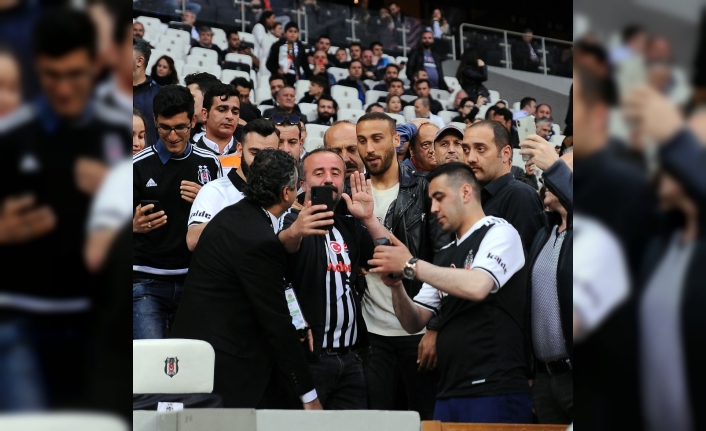 Cenk Tosun tribünde, oğlu sahada