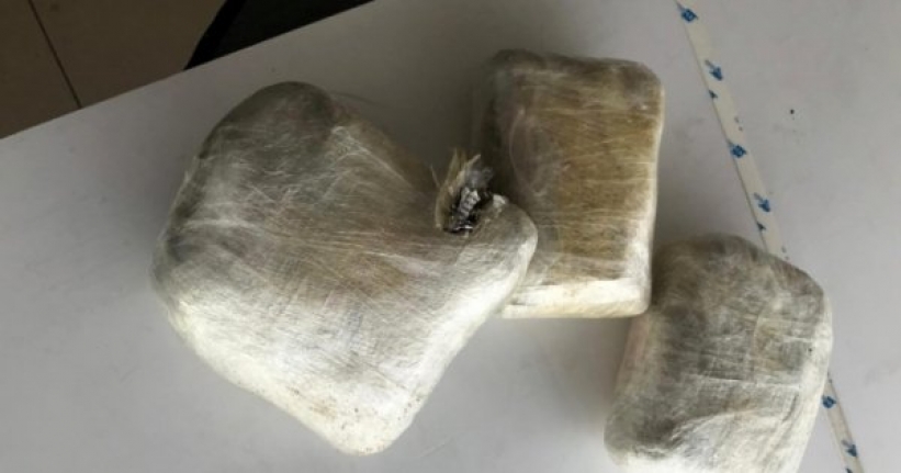 Kargoya verilen paketten 4 kiloya uyuşturucu çıktı