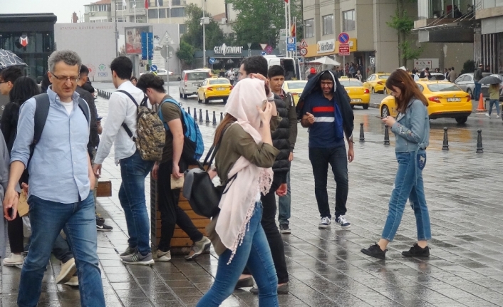 Taksim’de vatandaşlar yağmura hazırlıksız yakalandı