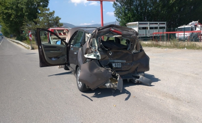 Kütahya’da kamyon otomobile çarptı: 4 yaralı
