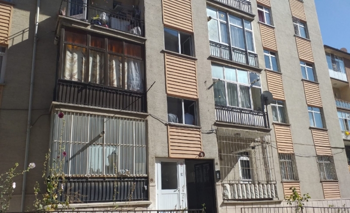 Eşinden ayrılmak istemeyen adam kendini yakmaya kalktı