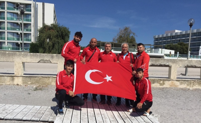 Kuşak Güreşi’ne ilk kez katılan Türk takımı rakiplerine şans vermedi