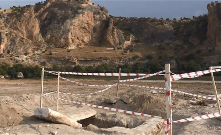 Oda şeklinde mezar ve 4 iskelet bulundu