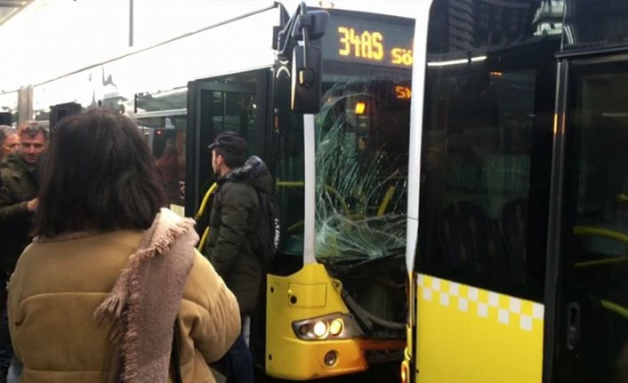 Fikirtepe'de iki metrobüs çarpıştı