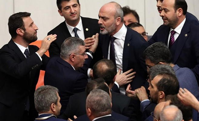 AKP'li vekil Cahit Özkan'dan İYİ Partili Lütfü Türkkan'a Meclis'te tehdit