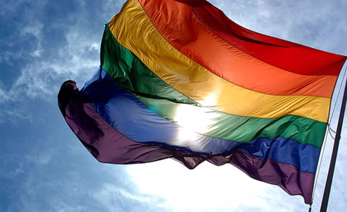 AB'nin Irak Büyükelçiliğine LGBT bayrağı çekildi