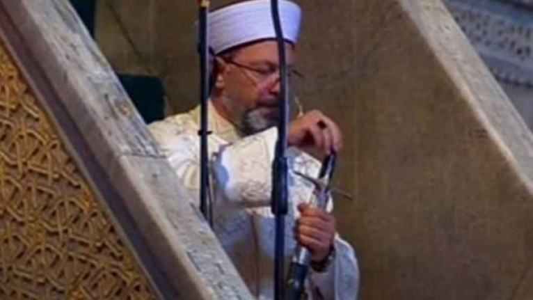 Diyanet İşleri Başkanı, hutbeye elinde kılıçla çıktı