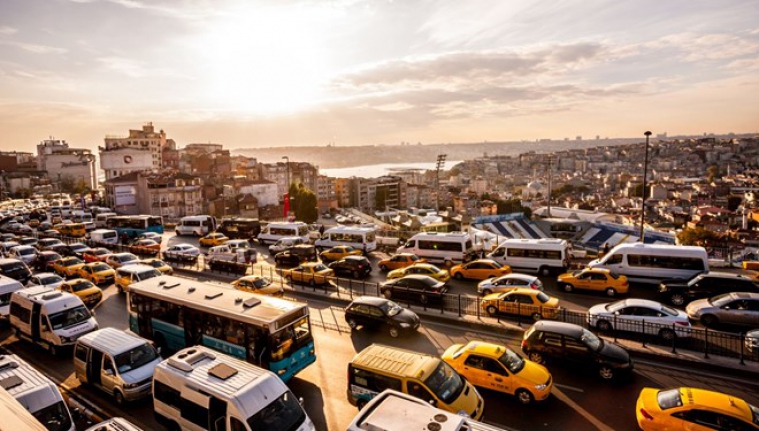 İstanbul'da hafta sonu sokağa çıkma yasağı öncesi daha bu saate trafik felç