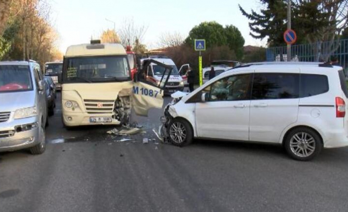 Bakırköy'de yolcu minibüsü ile polis aracı kafa kafaya çarpıştı