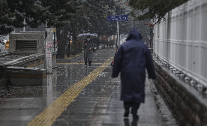 İstanbul'a yağış geliyor: Meteoroloji saat verdi!