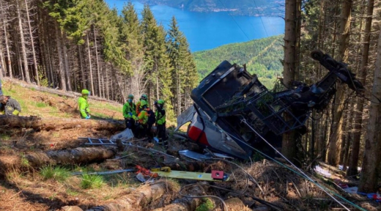 İtalya'da bir dağda teleferik düştü: 13 ölü