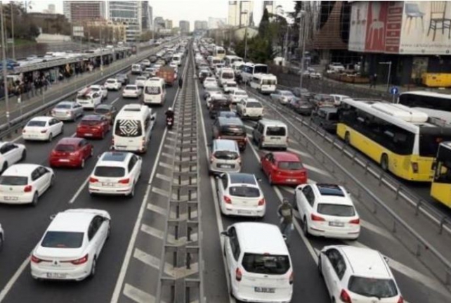 Kısıtlama sonrası İstanbul’da trafik kilit