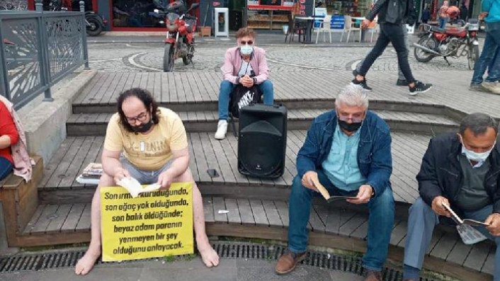 Sessiz protesto: 200 gündür kitap okuyorlar