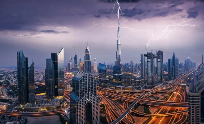 Sıcaklığın 50 dereceye çıktığı Dubai'de yapay yağmur üretildi