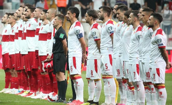 Karadağ-Türkiye maçı öncesi golcü isim korona oldu!