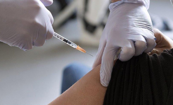 Aşı karşıtı sağlık personeli sahte kolla aşı yaptırmaya çalışırken yakalandı