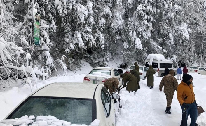 Yoğun kar yağışında araçlarında mahsur kalan 21 kişi öldü