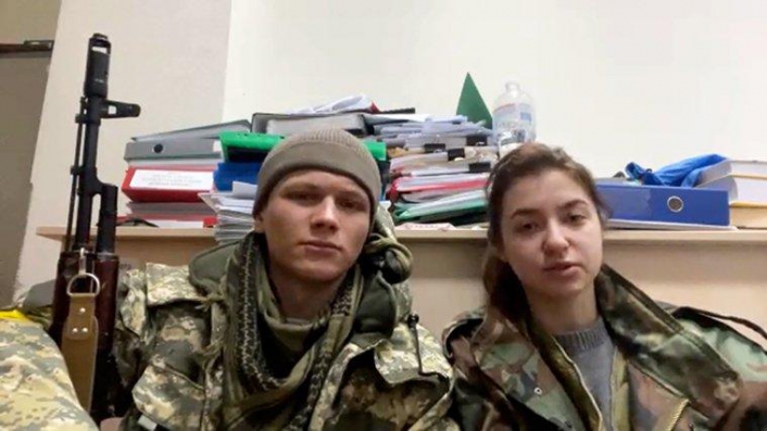Ukraynalı yeni evli çift cepheye koştu