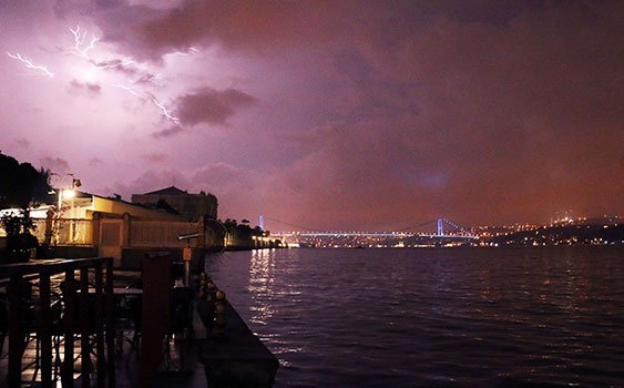 İstanbul'da yıldırımlar gökyüzünü aydınlattı