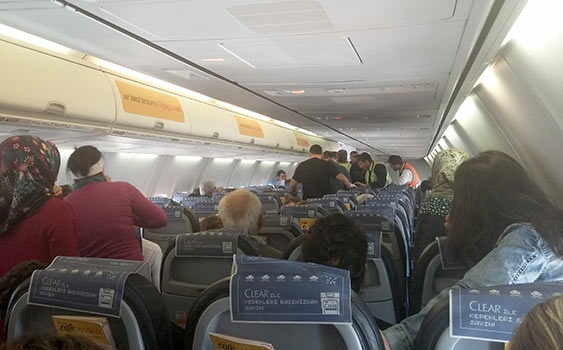 Uçakta kalp krizi geçirip öldü