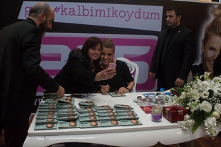 Gülben Ergen 14 Şubat Sevgililer Günü'nde hayranlarıyla buluştu
