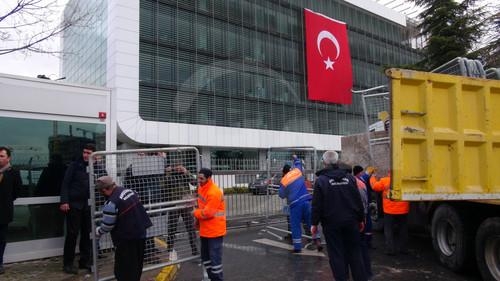 Zaman gazetesine bariyerli önlem