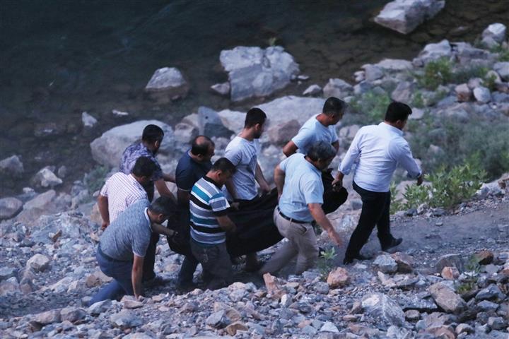 Adana'nÄ±n AladaÄ ilÃ§esinde bulunan KÃ¼p Åelalesi'ne pikniÄe gelen aileden, su iÃ§erisinde akÄ±ntÄ±ya kapÄ±lÄ±p maÄara iÃ§erisinde kaybolan 3 kiÅinin cansÄ±z bedenine ulaÅÄ±ldÄ±. ile ilgili gÃ¶rsel sonucu